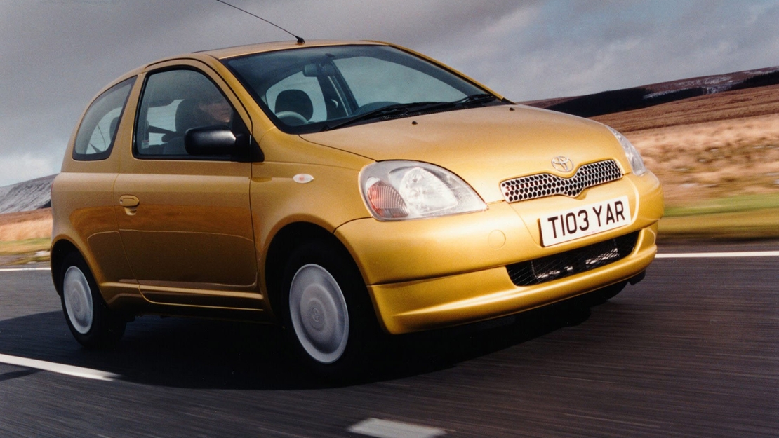1999-Toyota-Yaris-goudkleurig-rechter-voorzijde